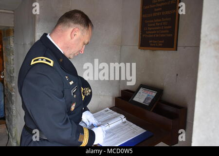 Major General Patrick Reinert, 88th Bereitschaft Division kommandierender General, Zeichen, seinen Namen in das Gästebuch am Grab unserer 9 Präsident, William Henry Harrison, 24.02.9, in North Bend, Ohio. Stockfoto