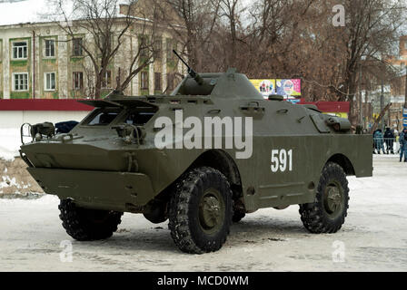 PERM, Russland - MÄRZ 03, 2018: Combat reconnaissance/Patrouille Fahrzeug BRDM-2 stehend auf Stadt. Stockfoto