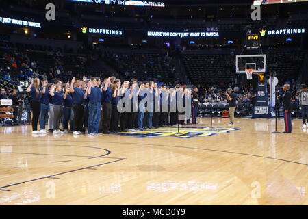 Kapitän Anthony Rollins, Officer Auswahl Offizier mit einziehenden Station Denver, verwaltet den Eid der Anwerbung der künftigen Marines aus dem lokalen Bereich auf die Nuggets Basketball in der Denver, Pepsi Center, Februar 1, 2018. Familie, Freunde und lokalen Marines passte auch den Fall, dass mehr als 80 Zukunft Marines mit RS Denver. Stockfoto