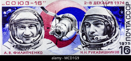 Minsk, Weißrussland - Januar 2, 2014: Bild von Stempel gedruckt In UDSSR zeigt Porträts des berühmten russischen Astronauten und Filipchenko Rukavishnikov. Inscrip Stockfoto