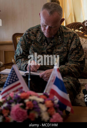 Us Marine Corps Generalleutnant Lawrence Nicholson, Kommandierender General, III Marine Expeditionary Force, Zeichen ein Besucher buch Februar 14, 2018, an die Königlich Thailändische Marine Befehl in der Provinz Chonburi, Thailand. Nicholson besucht die Königlich Thailändische Marine Befehl während der Übung Cobra Gold 2018. Übung Cobra Gold, in seiner 37. Iteration, ist entworfen, um die regionale Sicherheit zu fördern und wirksame Antworten auf regionale Krisen sicherzustellen, indem eine robuste multinationale Kraft gemeinsamer Ziele und Verpflichtungen in der indopazifischen Region auseinander zu setzen. Die jährliche Übung ist im Reich der Th durchgeführt Stockfoto