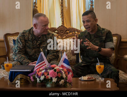 Us Marine Corps Generalleutnant Lawrence Nicholson, Links, Kommandierender General, III Marine Expeditionary Force, Gespräche mit Kommandant der Royal Thai Marine Corps, Vice Adm. Ratanah Vongsarojn 14.02.2018, an die Königlich Thailändische Marine Befehl in der Provinz Chonburi, Thailand. Nicholson besucht die Königlich Thailändische Marine Befehl während der Übung Cobra Gold 2018. Übung Cobra Gold, in seiner 37. Iteration, ist entworfen, um die regionale Sicherheit zu fördern und wirksame Antworten auf regionale Krisen sicherzustellen, indem eine robuste multinationale Kraft gemeinsamer Ziele und Verpflichtungen in der Indo-Pacif zu Adresse Stockfoto