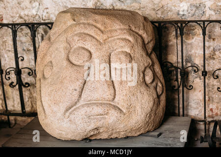 Riga, Lettland - 2. Juli 2016: Salaspils Steinkopf ist Stein Statue des alten slawischen Idol im Museum von Dom. Denkmal hat eine Höhe - 0,83 M, Stockfoto