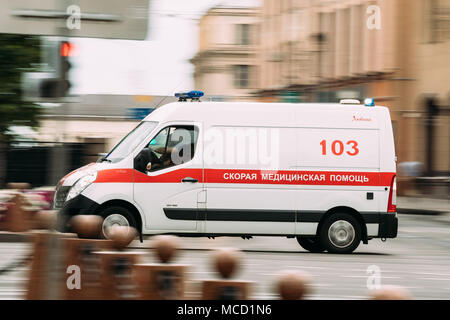 Minsk, Weißrussland - Juni 28, 2017: Rettungswagen Van Autos auf der Straße in einem Sommertag Stockfoto