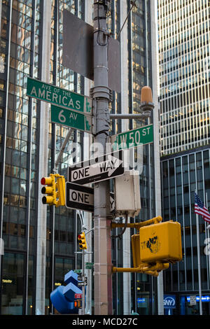 Wegweiser an einer Kreuzung in New York City Stockfoto