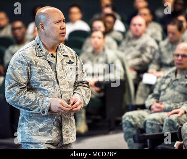 Us Air Force Generalleutnant GI Tuck, 18 Air Force Commander, spricht auf einen Anruf während einer Tour von Travis Air Force Base, Calif., Feb 14, 2018. Tuck ist ein Drei Tages Tour von Travis besuchen mehrere Einheiten und Begegnung mit den Flieger. (U.S. Air Force Foto von Louis Briscese) Stockfoto