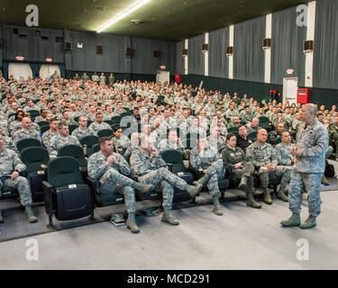 Us Air Force Generalleutnant GI Tuck, 18 Air Force Commander, spricht auf einen Anruf während einer Tour von Travis Air Force Base, Calif., Feb 14, 2018. Tuck ist ein Drei Tages Tour von Travis besuchen mehrere Einheiten und Begegnung mit den Flieger. (U.S. Air Force Foto von Louis Briscese) Stockfoto