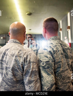 Us Air Force Generalleutnant GI Tuck, 18 Air Force Commander, posiert für ein Foto mit einem Flieger nach einem Anruf während einer Tour von Travis Air Force Base, Calif., Feb 14, 2018. Tuck ist ein Drei Tages Tour von Travis besuchen mehrere Einheiten und Begegnung mit den Flieger. (U.S. Air Force Foto von Louis Briscese) Stockfoto