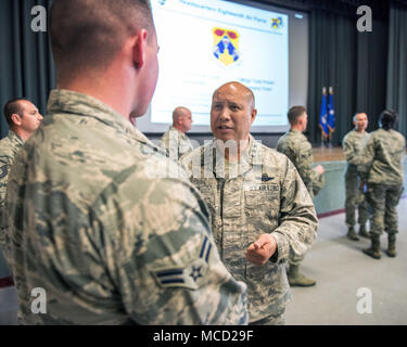 Us Air Force Generalleutnant GI Tuck, 18 Air Force Commander, Gespräche mit einem Flieger nach einem Anruf während einer Tour von Travis Air Force Base, Calif., Feb 14, 2018. Tuck ist ein Drei Tages Tour von Travis besuchen mehrere Einheiten und Begegnung mit den Flieger. (U.S. Air Force Foto von Louis Briscese) Stockfoto