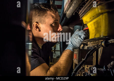 Staff Sgt. Brice Patterson prüft die Auxiliary Power Unit als Flieger arbeiten an der C-130H Hercules während einer Zeitungleiche Inspektion am 14.02.2018, an der 179th Airlift Wing, Mansfield, Ohio. Die 179Th Maintenance Group führt eine vollständige Inspektion der vor kurzem erworbenen Flugzeuge von Yokota Air Base, Japan, ein Flugzeug historisch in der US Air Force bekannt als 'Damien' für seine einzigartige Schwanz zahlen von 666. (U.S. Air National Guard Foto von Tech. Sgt. Joe HarwoodReleased) Stockfoto