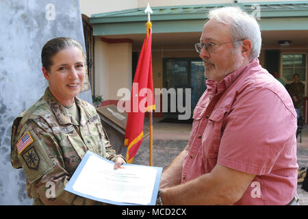 Zivilisten und Soldaten wurden durch die 1. Mission unterstützt den Befehl für ihre außerordentlichen Bemühungen während der Wiederherstellung der Hurrikane Irma und Maria am Ft anerkannt. Buchanan, Puerto Rico am 14. Februar 2018. Dank an die Zivilisten war ein Ziel des gesamten 1.MSC und eine leidenschaftliche Rede wurde von Brig. Gen. Dustin A. Shultz, bevor Sie die Auszeichnungen überreicht. Im Gefolge der Hurrikane, die 1 MSC übernahm die Führung in der Katastrophenhilfe, dass Soldaten auf Urlaub, im Ruhestand, Reserve, Aktive Aufgabe, Regierung Service Mitarbeiter und freiwilligen Helfern. Foto von U.S. Army Sgt. Rigo Cisneros Stockfoto