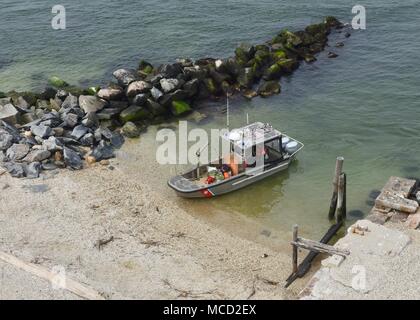 Coast Guard Aids zur Navigation Team Long Island Sound führt routinemäßig kleine Möwe Insel Licht, Mittwoch, 14.02.2018, im Long Island Sound. Die 26-Fuß-Trailerable Navigationshilfen Boot dient in erster Linie der ATON in den Binnengewässern der Vereinigten Staaten zu warten. (U.S. Coast Guard Foto von Petty Officer 3. Klasse Jäger Medley) Stockfoto