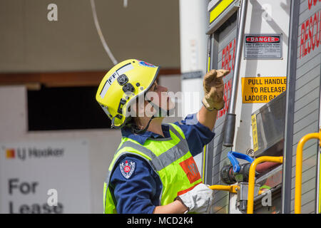 Weibliche Feuerwehrmann in der Feuer- und Rettungsdienst New South Wales in Sydney, Australien Stockfoto