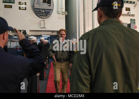 180215-N-BR 087-025 Bremerton, Washington (Feb. 15, 2018) Unterstaatssekretär der Marine, der Frau Abgeordneten Thomas B. Modly, kommt an Bord der USS John C Stennis (CVN 74). Modly war an Bord für eine Tour des Schiffes und Matrosen und Befehl Führung zu sprechen. John C Stennis im Hafen die Durchführung von routinemäßigen Schulung wie sie fortfährt, die Vorbereitung für die nächste geplante Bereitstellung. (U.S. Marine Foto von Mass Communication Specialist 3. Klasse Cole C. Pielop/Freigegeben) Stockfoto