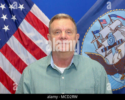 180215-N-XX 082-002 Virginia Beach, Virginia (Feb. 15, 2018) Edward Omientanski, Kursleiter für den Facharbeiter Kommunikation Kurs an der Information Warfare Training Befehl Virginia Beach, wurde als Zentrum für zivile Ausbilder Information Warfare Training des Jahres für 2017 gewählt. (U.S. Marine Foto von Leutnant Rita Johnson/Freigegeben) Stockfoto