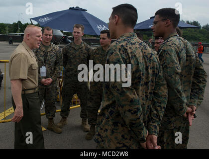 Us Marine Corps Brig. Gen. Thomas Weidley, 1 Marine Flugzeugflügel kommandierender General, spricht mit Marines während der Singapur 2018 International Airshow am Changi Exhibition Centre, Singapur, 8. Februar, 2018. Durch die Teilnahme an Airshows und regionalen Veranstaltungen, die USA ihr Engagement für die Sicherheit der indopazifischen Region zeigt, fördert die Interoperabilität, zeigt die flexible Bekämpfung Fähigkeiten des US-Militärs, und schafft dauerhafte Beziehungen mit internationalen Publikum die Bindungen, die Partnerschaft der gesamten indopazifischen Region zu stärken. Stockfoto