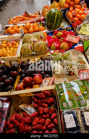 Obst und Gemüse in der Via Drapperie, Bologna, Italien Abschaltdruck Stockfoto