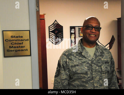 Missouri Air National Guard Command Chief Master Sgt. Joseph E. Hamlett, Ph.D., in seinem Büro an der Ike Skelton National Guard Training Ort, in Jefferson City, MO, Feb 15, 2018. Hamlett hat die höchste Position eingetragen im Missouri Air National Guard seit August 2017 statt und berät den Adjutant General von Missouri in allen Angelegenheiten im Zusammenhang mit der Bereitschaft, Ausbildung und berufliche Entwicklung aller eingetragenen Mitglieder der Missouri Air National Guard. (U.S. Air National Guard Foto von 1 Lt. Phil Brunnen) Stockfoto