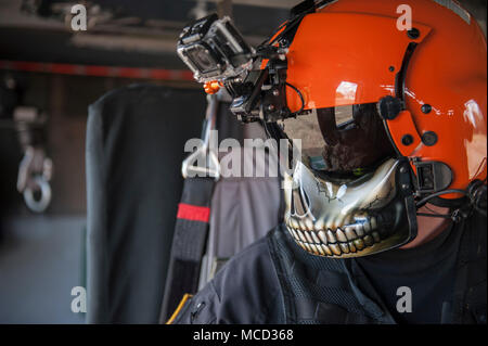 Emerson Kovalanchik, S.C. Hubschrauber Aquatic Rescue Team, bereitet zum Verlassen einer UH-60 Black Hawk während der Gemeinsamen helicopter Rescue hoist Training mit Firma A, 1-111 th Aviation Battalion, S.C. Nationalgarde während der PATRIOT South 2018, Camp Shelby, Hattiesburg, Fräulein, Feb 15, 2018. PATRIOT ist ein inländischer Operations Training übung durch die Nationalgarde gefördert, die auf das Verständnis der Koordinierung, Richtlinien und Verfahren bei der Durchführung einer gemeinsamen Inter-Agency inländischen Reaktion erforderlich ist. (U.S. Air National Guard Foto: Staff Sgt. Michelle Y. Alvarez-Rea) Stockfoto