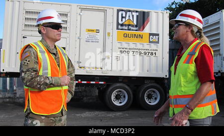 Us-Armee Korps der Ingenieure, Tulsa District Commander Col. Chris Hussin Gespräche mit Logistikspezialisten Nancy Kirche über die temporäre Stromversorgung Mission, Pier 14, San Juan, Puerto Rico, 15. Februar 2018. Stockfoto
