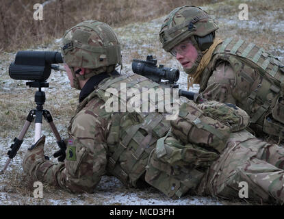 Britische Soldaten mit der leichte Dragoner arbeiten als Team, als sie üben ihre sharpshooting Fähigkeiten in einem Bereich in der Nähe der Bemowo Piskie, Polen, Jan. 15, 2018. Diese Soldaten sind ein Teil der einzigartigen, multinationalen Battle Group aus USA, Großbritannien, Kroatischen und rumänischen Soldaten, die mit der polnischen 15 mechanisierte Brigade als Abschreckung Kraft im Nordosten Polens zur Unterstützung des NATO-Enhanced vorwärts Präsenz dienen. (U.S. Armee Foto von SPC. Andrew McNeil/22 Mobile Public Affairs Abteilung) Stockfoto