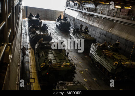 Us-Marines mit 3 Assault Amphibian Bataillon bereiten die Amphibious Assault ship USS BONHOMME RICHARD (LHD-6), vor der Küste des Königreichs Thailand, Februar 16, 2018 zu fahren. Die amphibisches Fahrzeuge sind Teil des kombinierten Landung tritt zusammen mit ihren Royal Thai und Republik Korea Navy und Marine Corps. Cobra Gold 18 ist Thai-US-co-gesponsert Übung im Königreich Thailand von Feb.13-23 mit sieben voll teilnehmenden Nationen. Das Bataillon ist vorausschauend zu bekämpfen Angriff Bataillon eingesetzt, 3rd Marine Division als Teil einer Einheit Deployment Program. (U.S. Marin Stockfoto