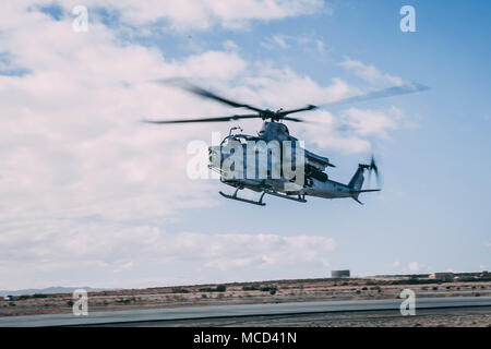 Ein Bell AH-1Z Viper nimmt sie an der Air Combat Element Landeplatz an der Marine Corps Air Ground Combat Center, Twentynine Palms, Calif., 13.02.2018, als Teil der integrierten Übung 2-18. Der Zweck von ITX ist eine anspruchsvolle, realistische Umgebung, produziert combat ready"-Kräfte, die als integrierte Magtf zu erstellen. (U.S. Marine Corps Foto von Pfc. William Chockey) Stockfoto