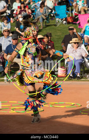 180210-N-ZA 692-0484 U.S. Army Veteran, Brian Hammill der Ho-Chunk Nation, konkurriert auf der 28. jährlichen Heard Museum Wm-Hoop Dance Wettbewerb an der Heard Museum in Phoenix, Arizona am 10.02.2018. Das Heard Museum hat offiziell Gastgeber der Weltmeisterschaft Hoop Dance Wettbewerb seit 1992. (U.S. Marine Foto von Mass Communication Specialist 2. Klasse Anita C. Newman/Freigegeben) Stockfoto