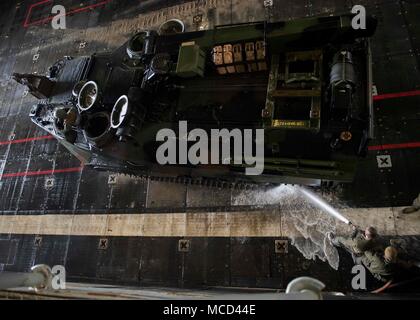 180214-N-TJ 319-0242 ATLANTIK (Feb. 14, 2018) Marines bis 26 Marine Expeditionary Unit Schlauch zugewiesenen ein amphibisches Fahrzeug in das Deck des Dock Landung Schiff USS Oak Hill (LSD 51). Die Iwo Jima Amphibious Ready Gruppe begibt sich die 26 MEU und umfasst Oak Hill, die Amphibisches Schiff USS Iwo Jima (LHD7), die amphibious Transport dock Schiff USS New York (LPD 21), Flotte Op-Team 8, Hubschrauber Meer Combat Squadron 28, Tactical Air Control Squadron 22, Komponenten der Naval Beach Gruppe 2 und die begonnen, Mitarbeiter der Amphibischen Squadron 4. (U.S. Marine Foto von Masse Stockfoto