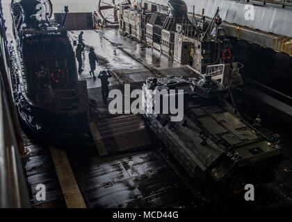 180214-N-TJ 319-0265 ATLANTIK (Feb. 14, 2018) Marines bis 26 Marine Expeditionary Unit Bataillon Landung Team zugewiesenen direkt ein amphibisches Fahrzeug in das Deck des Dock Landung Schiff USS Oak Hill (LSD 51). Die Iwo Jima Amphibious Ready Gruppe begibt sich die 26 MEU und umfasst Oak Hill, die Amphibisches Schiff USS Iwo Jima (LHD7), die amphibious Transport dock Schiff USS New York (LPD 21), Flotte Op-Team 8, Hubschrauber Meer Combat Squadron 28, Tactical Air Control Squadron 22, Komponenten der Naval Beach Gruppe 2 und die begonnen, Mitarbeiter der Amphibischen Squadron 4. (U.S. Stockfoto