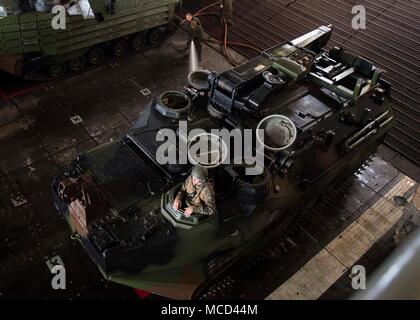 180214-N-TJ 319-0276 ATLANTIK (Feb. 14, 2018) Marines bis 26 Marine Expeditionary Unit Schlauch zugewiesenen ein amphibisches Fahrzeug in das Deck des Dock Landung Schiff USS Oak Hill (LSD 51). Die Iwo Jima Amphibious Ready Gruppe begibt sich die 26 MEU und umfasst Oak Hill, die Amphibisches Schiff USS Iwo Jima (LHD7), die amphibious Transport dock Schiff USS New York (LPD 21), Flotte Op-Team 8, Hubschrauber Meer Combat Squadron 28, Tactical Air Control Squadron 22, Komponenten der Naval Beach Gruppe 2 und die begonnen, Mitarbeiter der Amphibischen Squadron 4. (U.S. Marine Foto von Masse Stockfoto