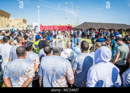 Am 13. Februar 2018 fanden auf der Al Udeid Air Base Preisverleihungen statt, bei denen die Koalitionspersonen für die Teilnahme an Sportveranstaltungen Anerkennung erhielten. Der historische Fotodruck dokumentiert multinationale Militärangehörige und ihre organisierten Wettbewerbe. Stockfoto