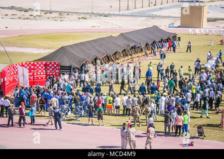 Bei den Verleihungen zum nationalen Sporttag am 13. Februar 2018 auf der Al Udeid Air Base wurden Mitarbeiter der Koalition für ihre sportliche Teilnahme ausgezeichnet. Der historische Fotodruck bewahrt Aufzeichnungen multinationaler Kräfte bei organisierten Veranstaltungen auf. Stockfoto