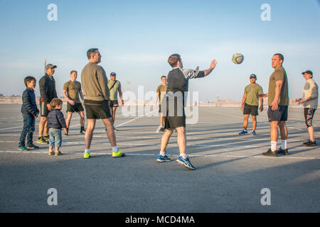 Die Aufwärmübungen am Qatar National Sports Day auf der Al Udeid Air Base am 13. Februar 2018 beinhalteten Personal der britischen Royal Air Force der Expeditionary Air Group 83. Der archivierte Fotodruck dokumentiert die Vorbereitung für multinationale Sportveranstaltungen. Stockfoto