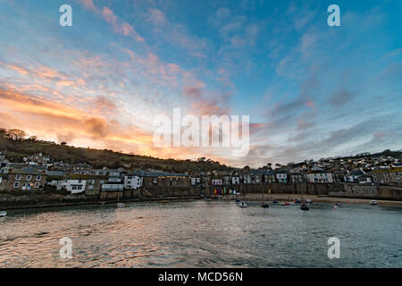 Mousehole Harbour, Cornwall, UK. 15. April 2018. UK Wetter. Nach einem regnerischen Tag, das Wetter endlich Aufgeräumt bei Sonnenuntergang an diesem Abend eine bunte Ende der Tag im Mauseloch. Foto: Simon Maycock/Alamy leben Nachrichten Stockfoto