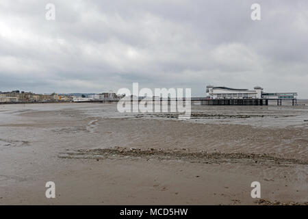 Weston-super-Mare, Großbritannien. 16. April 2018. UK Wetter: Ein fast menschenleeren Strand an einem bewölkten, breezy, showery Frühling Nachmittag. Keith Ramsey/Alamy leben Nachrichten Stockfoto