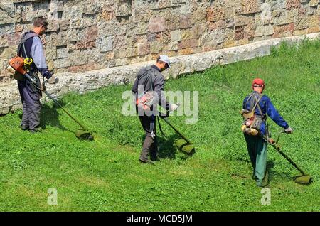 Tambow, Tambow, Russland. 15 Apr, 2018. Rasen mähen auf den Straßen in Tambow Credit: Aleksei Sukhorukov/ZUMA Draht/Alamy leben Nachrichten Stockfoto