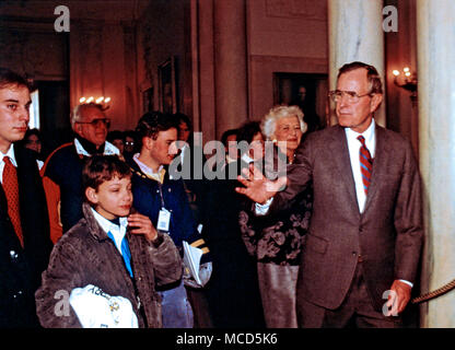 Präsidenten der Vereinigten Staaten George H.W. Bush führt den Besucher Tour im großen Foyer des Weißen Hauses in Washington, DC, während seiner ersten vollen Tag als Präsident am 21. Januar 1989. First Lady Barbara Bush begleitet. Credit: Dennis Brack/Pool über CNP/MediaPunch Stockfoto