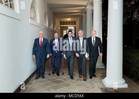 WASHINGTON, DC-WOCHE VON APRIL 09: Vice President Mike Pence Spaziergänge mit Republikanische Kongressmitglieder entlang der West Wing Kolonnade im Weißen Haus nach einem Abendessen in das Blaue Zimmer, Mittwoch, 11 April, 2018, in Washington, D.C.: Vice President Mike Pence Stockfoto