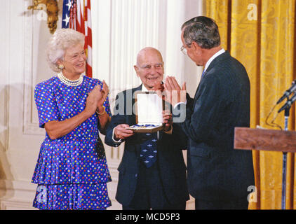 United States Air Force General Jimmy Doolittle wird dargestellt, während der Zeremonie, wo er die Presidential Medal of Freedom, der höchsten zivilen Auszeichnung des US vergeben wird, die von US-Präsident George H.W. Bush und die erste Dame Barbara Bush im East Room des Weißen Hauses in Washington, DC am 6. Juli 1989. Doolittle war für die Entwicklung des Instruments fliegen und für das Führen einer 1942 Luftangriff auf Tokio, Japan, für die er die Ehrenmedaille erhalten bekannt. Credit: Ron Sachs/CNP/MediaPunch Stockfoto