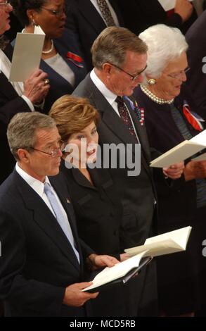 Präsidenten der Vereinigten Staaten George W. Bush und First Lady Laura Bush stehen neben der Präsident Eltern, ehemaligen US-Präsidenten George H.W. Bush und ehemalige First Lady Barbara Bush während der Nationalen Tag des Gebets Service an der Washington National Cathedral in Washington, DC am Freitag, 14. September 2001. Credit: Ron Sachs/CNP/MediaPunch Stockfoto