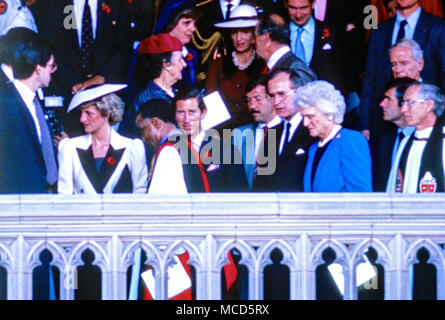Prinz Charles und Prinzessin Diana, begleitet von United States Vice President George H.W. Bush und Barbara Bush weg von der Washington National Cathedral in Washington, DC am Abschluss der Leistungen am 10. November 1985 entfernt. Credit: Arnie Sachs/CNP/MediaPunch Stockfoto