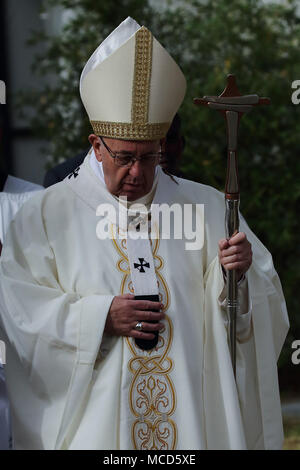 Rom, Italien. April 15, 2018 - Staat Vatikanstadt (Heiliger Stuhl) Papst Franziskus der römischen Pfarrei St. Paul vom Kreuz Stadtrand von Rom Credit: Evandro Inetti/ZUMA Draht/Alamy Leben Nachrichten besuchen Sie Stockfoto