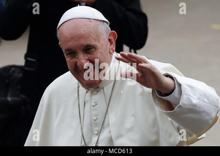 Rom, Italien. April 15, 2018 - Staat Vatikanstadt (Heiliger Stuhl) Papst Franziskus der römischen Pfarrei St. Paul vom Kreuz Stadtrand von Rom Credit: Evandro Inetti/ZUMA Draht/Alamy Leben Nachrichten besuchen Sie Stockfoto