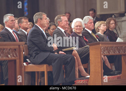 Nach dem Gespräch am Service für Amerikas nationalen Tag des Gebets und des Gedenkens an der Washington National Cathedral in Washington, DC am Freitag, 14. September 2001, Präsidenten der Vereinigten Staaten George W. Bush greift die Hand seines Vaters, des ehemaligen Präsidenten George H.W. Bush. Auch sichtbar auf dem Foto sind ehemalige First Lady Barbara Bush, ehemalige US-Präsident Bill Clinton, US-Senatorin Hillary Rodham Clinton (Demokrat von New York) und Chelsea Clinton.Mandatory Credit: Eric Draper - White House über CNP./MediaPunch Stockfoto