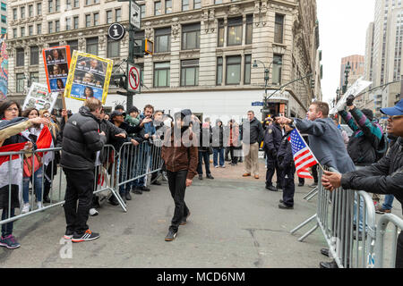 New York, NY - 15. April 2018: Pro und contra Präsident Trump agenda argumentieren über Polizei während der Anti-US-Rallye durch Maßnahmen ergreifen, NYC linke Organisationen am Herald Square Credit: Lev radin/Alamy leben Nachrichten Stockfoto