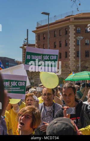 Barcelona, Spanien. 15. April 2018. Katalanisch Demonstranten mit nationalen katalanischen Symbole in Barcelona die Freiheit der politischen Gefangenen zu unterstützen. Mehr als 300.000 Menschen an der Demonstration teilgenommen haben. 04. 15. 2018 Spanien, Barcelona Credit: Arpad Radoczy/Alamy leben Nachrichten Stockfoto