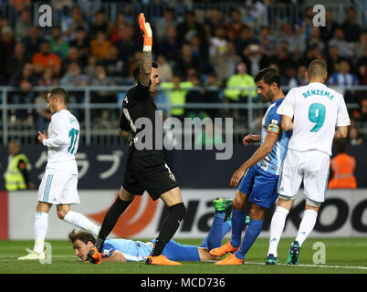 Malaga, Andalusien, Spanien. 15 Apr, 2018. Roberto (Málaga) reagiert während des La Liga Match zwischen Malaga CF und Real Madrid CF im Estadio La Rosaleda. Credit: Manu Reino/SOPA Images/ZUMA Draht/Alamy leben Nachrichten Stockfoto