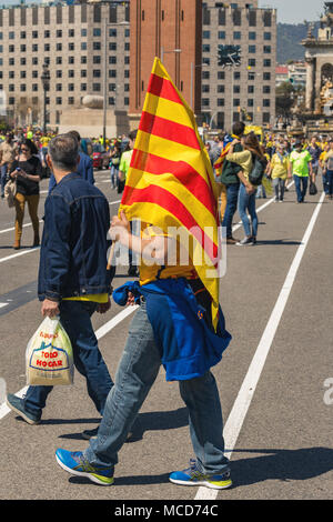 Barcelona, Spanien. 15. April 2018. Katalanisch Demonstranten mit nationalen katalanischen Symbole in Barcelona die Freiheit der politischen Gefangenen zu unterstützen. Mehr als 300.000 Menschen an der Demonstration teilgenommen haben. 04. 15. 2018 Spanien, Barcelona Credit: Arpad Radoczy/Alamy leben Nachrichten Stockfoto