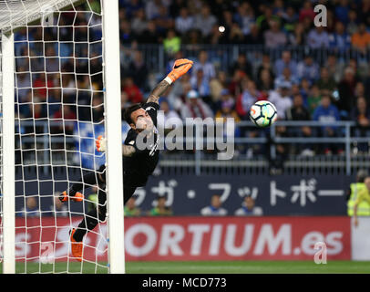 Malaga, Andalusien, Spanien. 15 Apr, 2018. Roberto (Malaga CF) Versuchen Sie, den Ball während des Spiels zwischen Malaga CF und Real Madrid CF im Estadio La Rosaleda zu erreichen. Credit: Manu Reino/SOPA Images/ZUMA Draht/Alamy leben Nachrichten Stockfoto